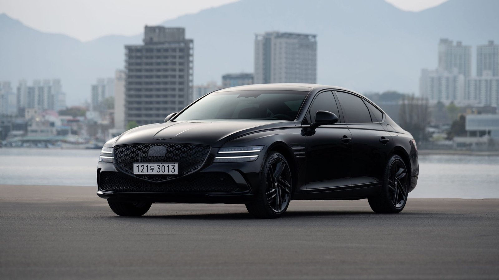 Elegante schwarze Limousine vor städtischer Kulisse